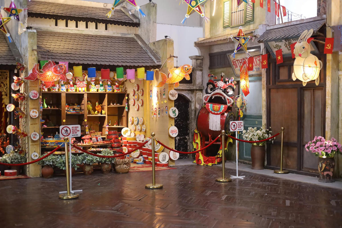 Không
gian trưng bày đặc sắc với những đồ cơi truyền thống. Ảnh: BCT.