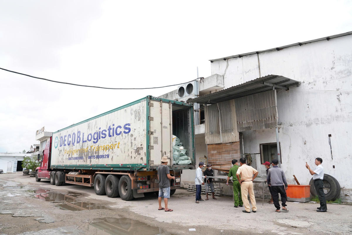 Lực lượng chức năng phát hiện xe đầu kéo chở 30 tấn thực phẩm không rõ nguồn gốc, xuất xứ. Ảnh: P.B.