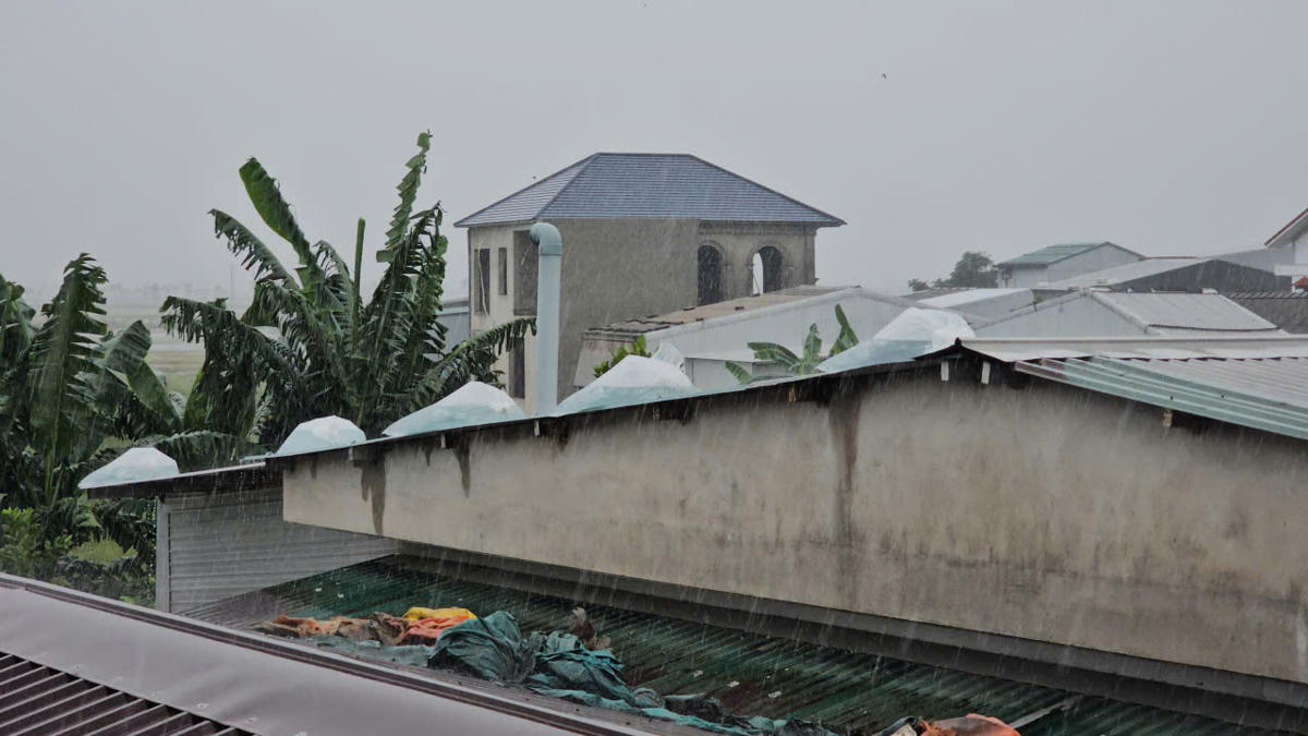 Hiện rất nhiều hộ dân trên địa bàn thành phố Huế sử dụng cách này để chủ động ứng phó bão số 10. Ảnh: N.Q.