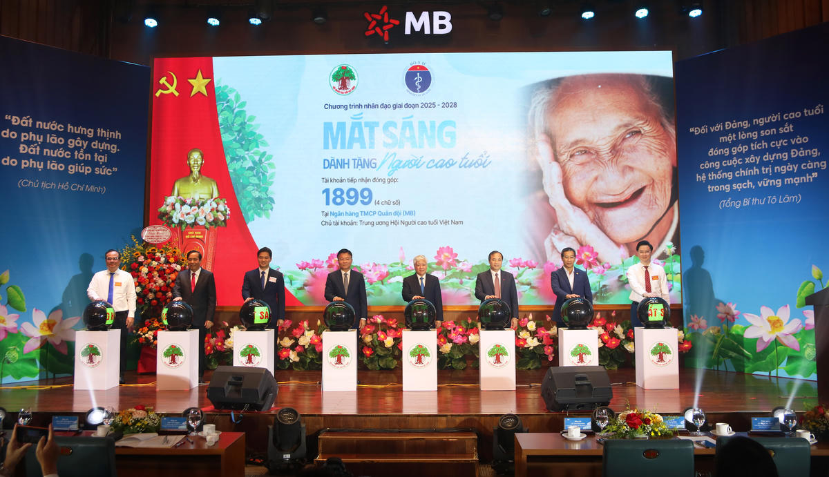 Chủ tịch Đỗ Văn Chiến và các đại biểu thực hiện nghi thức phát động ủng hộ Chương trình nhân đạo “Mắt sáng cho người cao tuổi” giai đoạn 2025-2028. Ảnh: Tiến Đạt.