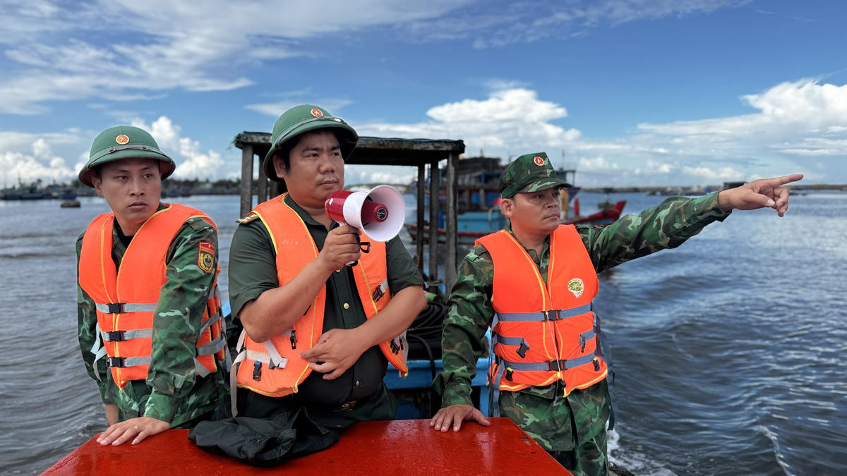 Đồn biên phòng Lý Sơn kêu gọi tàu
thuyền vào trú tránh bão số 10. Ảnh: CV.