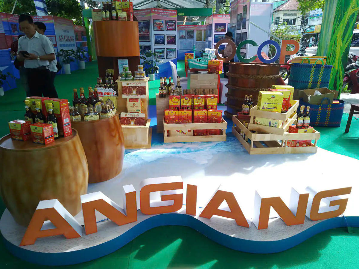  Tại Diễn đàn OCOP vùng ĐBSCL năm 2025 diễn ra tại An Giang có 226 gian hàng để trưng bày, triển lãm giới thiệu các sản phẩm OCOP tiêu biểu. Ảnh: CT 
