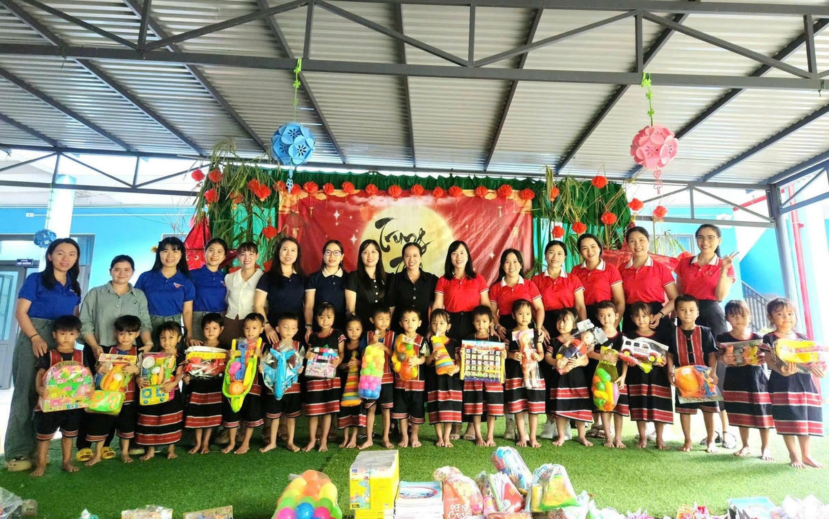 Dịp này, các trường học phường Sơn Trà đã trao tặng học sinh xã Trà Leng nhiều phần quà ý nghĩa gồm sách vở, đồ dùng học tập, quần áo, sữa, bánh kẹo, thiết bị dạy học với tổng trị giá 100 triệu đồng. Ảnh: Thảo Trang.