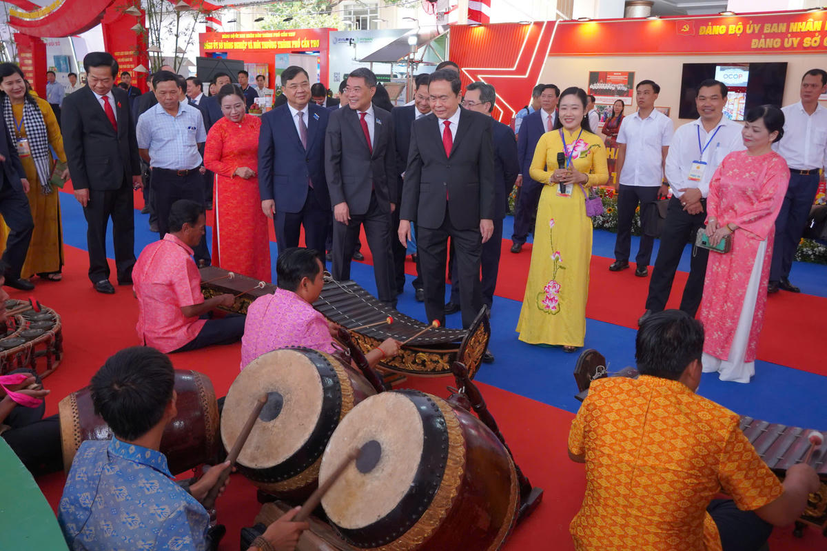 Chủ tịch Quốc hội Trần Thanh Mẫn cùng các đại biểu tham quan không gian văn hóa của đồng bào Khmer, xem biểu diễn giàn ngũ âm Ảnh Trung Kiên.