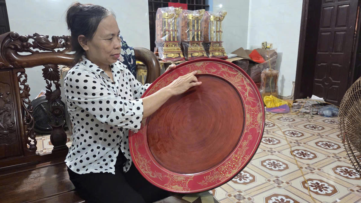 Bà Ngô Thị Bích giới thiệu về nghề sơn mài. Ảnh: Duy Hưng