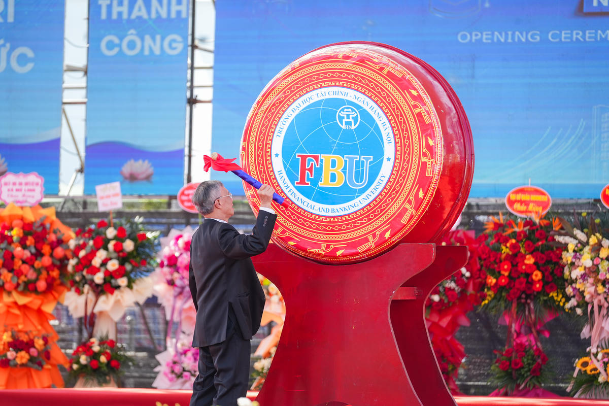 PGS.TS.NGƯT Phạm Ngọc Ánh đánh trống khai trường.