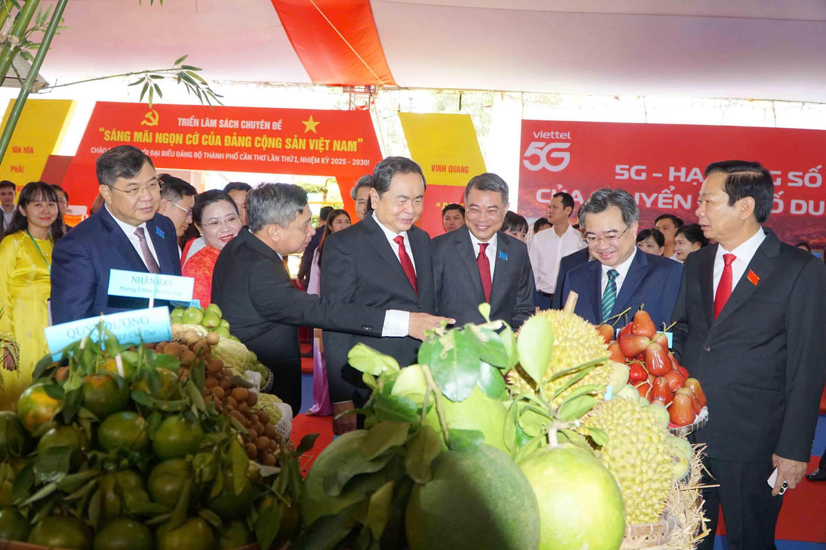 Chủ tịch Quốc hội Trần Thanh Mẫn cùng các đại biểu tham quan gian trưng bày các sản phẩm nông nghiệp đạt chuẩn OCOP của TP Cần Thơ. Ảnh Trung Kiên.