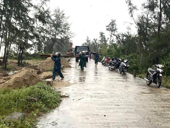 Người dân, lực lượng chức năng tích cực gia cố đê Hội Thống, xã Đan Hải. Ảnh: ĐH.