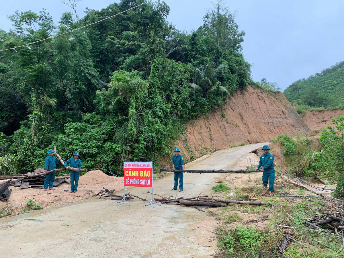 Lực
lượng chức năng xã biên giới La Dêê chốt chặn cảnh báo điểm sạt lở. Ảnh: CV.