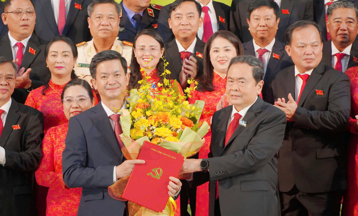 Chủ tịch Quốc hội Trần Thanh Mẫn trao quyết định của Bộ Chính trị điều động ông Lê Quang Tùng làm Bí thư Thành ủy Cần Thơ. Ảnh Trung Kiên.