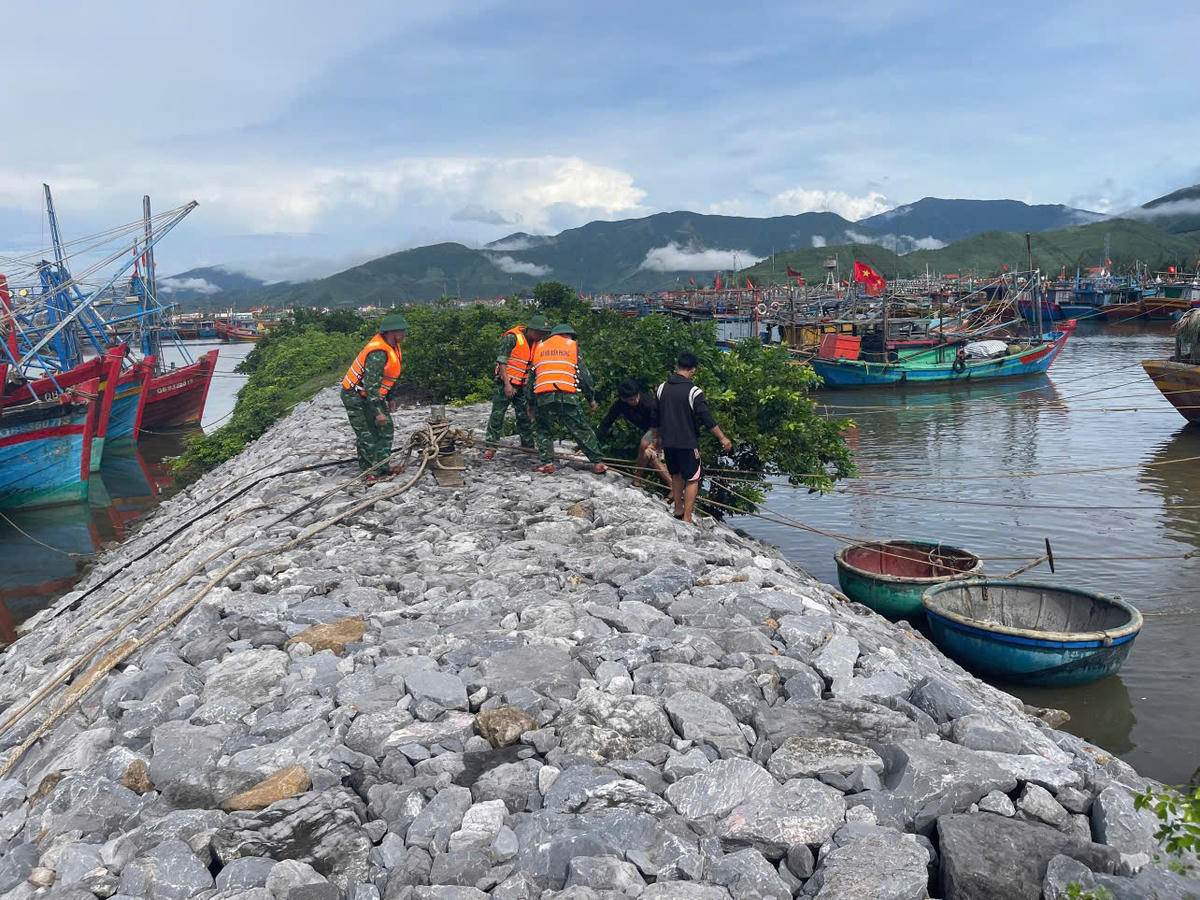 Tính
đến sáng 27/9, Đồn Biên phòng Roòn (Bộ đội Biên phòng tỉnh Quảng Trị) đã triển
khai 2 tổ, chỉ đạo 2 Trạm nắm tình hình, tuyên truyền, kêu gọi tàu thuyền tránh
trú phòng chống cơn bão số 10. Ảnh: BPCC.