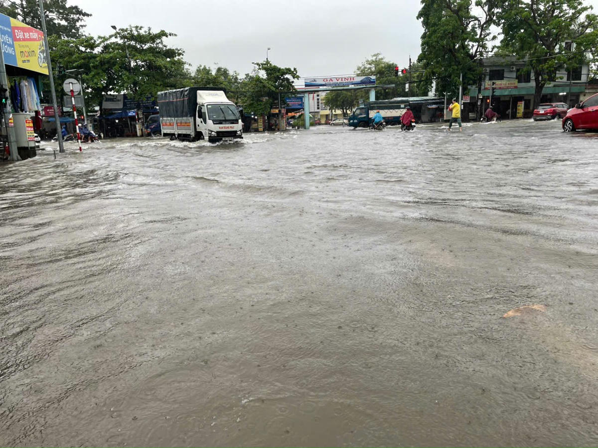 Khu vực ga Vinh nước mênh mông như dòng sông. Ảnh: QT