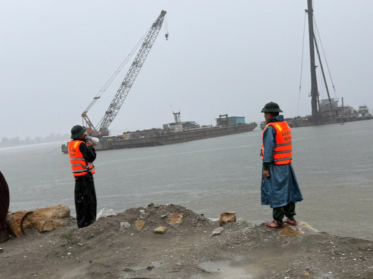 Thành phố Huế triển khai nhiều biện pháp phòng, chống bão số 10. Ảnh: D.M.