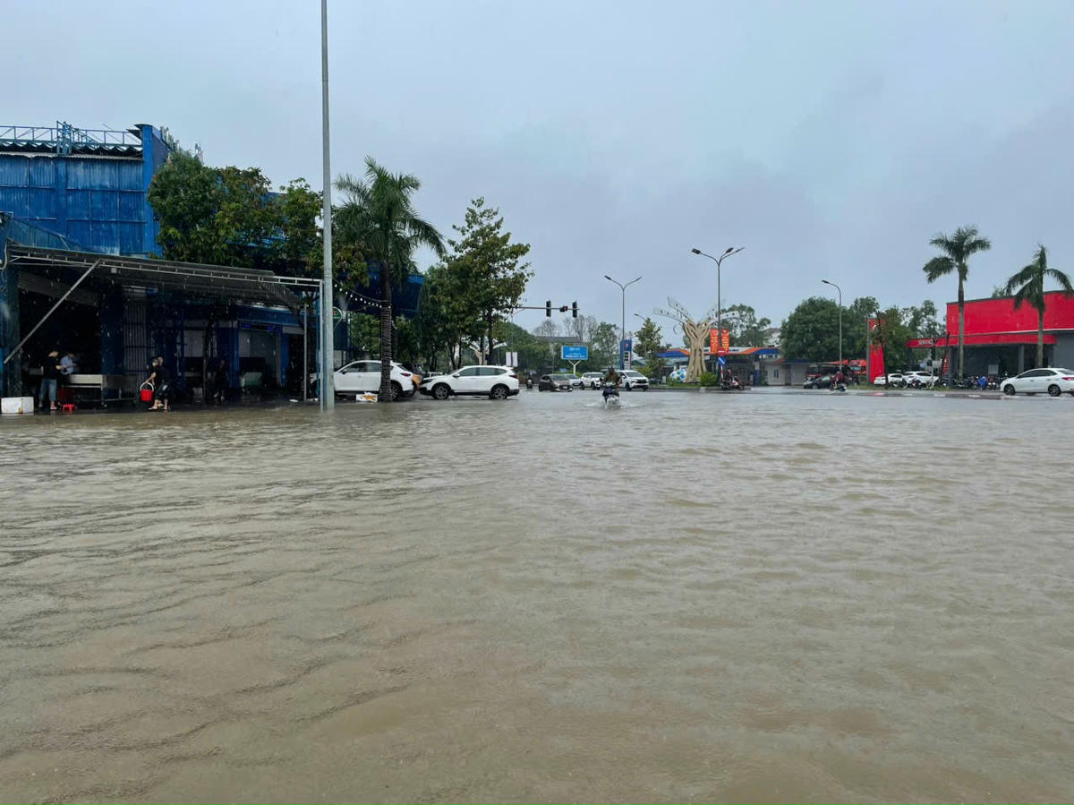 Mưa liên tục trong nhiều giờ khiến nhiều tuyến phố ngập sâu. Ảnh: QT