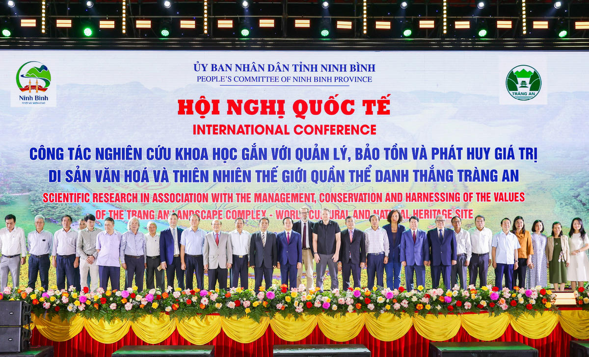 Các đại biểu đánh giá cao kết quả của dự án nghiên cứu khảo cổ tại Tràng An. Ảnh: Đình Minh
