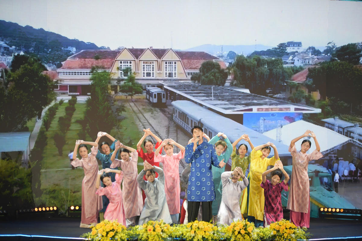 Tiết mục văn nghệ chào mừng lễ trao giải. Ảnh: Phạm Sỹ.