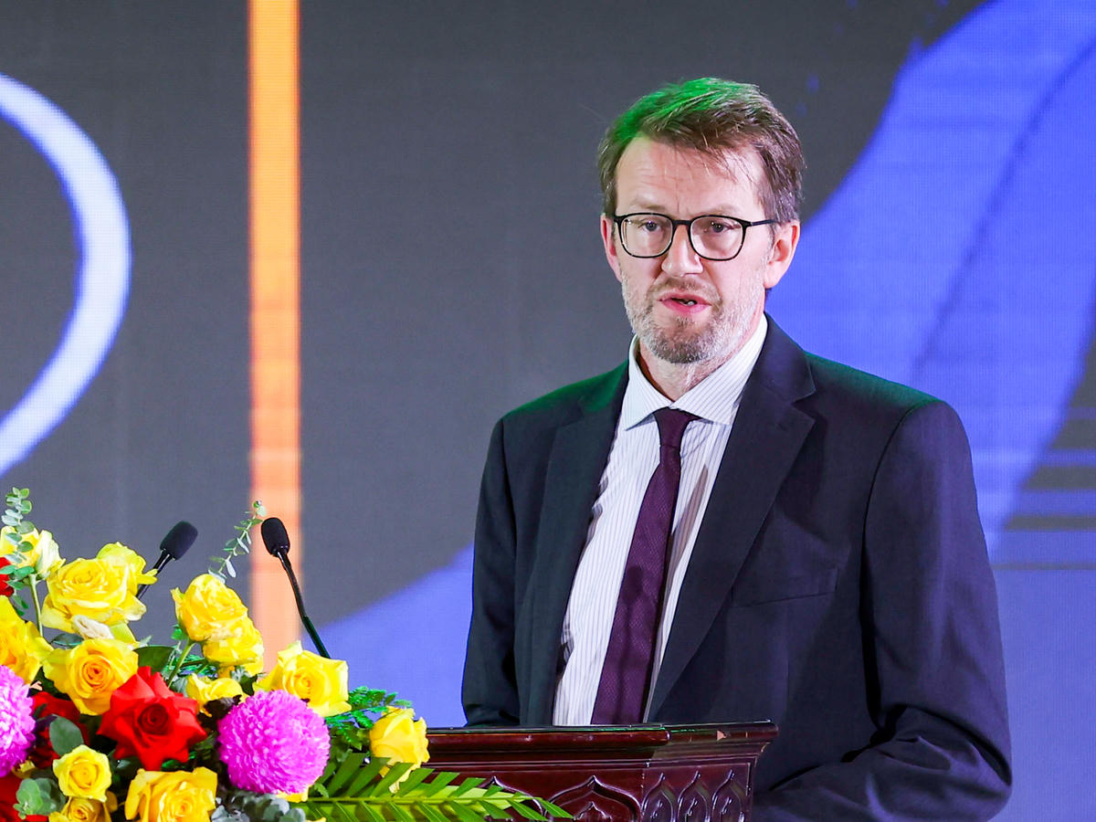 Tiến sĩ Ryan John Rabett - chuyên gia khảo cổ học, Đại học Queen’s Belfast trình bày tham luận tại hội nghị. Ảnh: Đình Minh