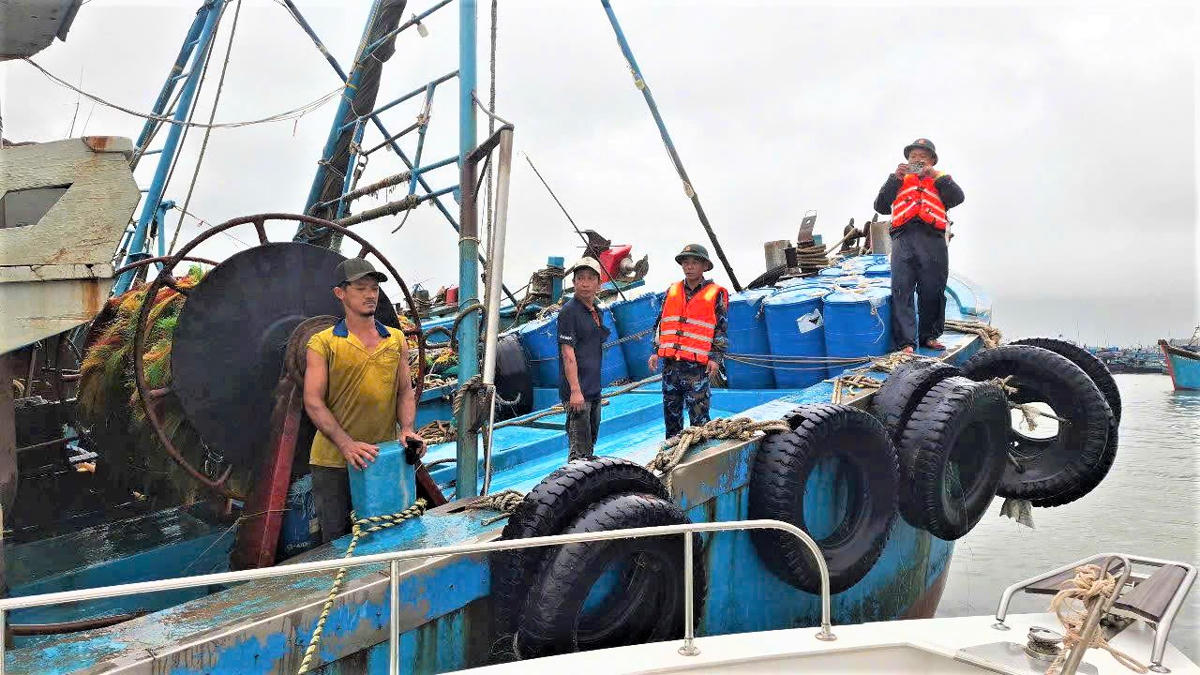 Lực lượng chức năng TP Đà Nẵng
kêu gọi tàu thuyền vào nơi trú bão an toàn. Ảnh: CV.