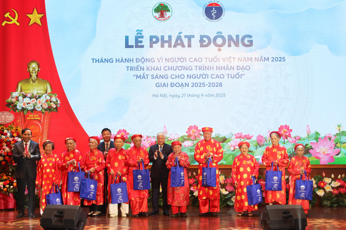 Chủ tịch Đỗ Văn Chiến và các đại biểu tặng quà cho các cụ trên 90 tuổi tham dự chương trình. Ảnh: Tiến Đạt.