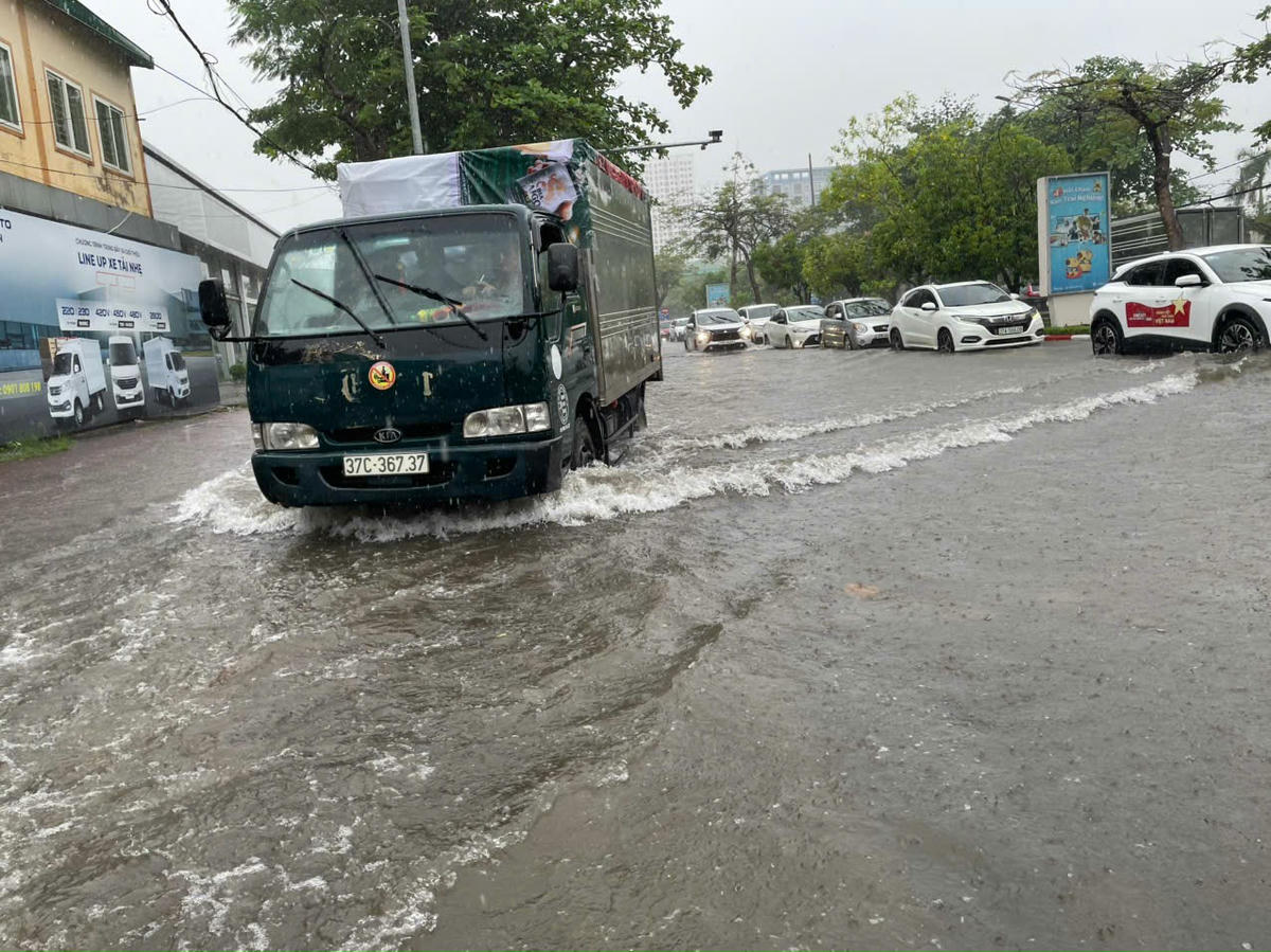 Ô tô di chuyển tạo sóng nước trên phố Phan Bội Châu. Ảnh: QT