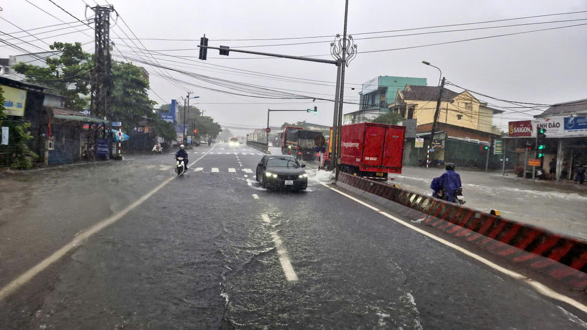 Mưa
lớn đã gây ra các điểm ngập lụt trên nhiều tuyến QL, đường liên xã, liên thôn…
tại tỉnh Quảng Trị. Ảnh: ĐV/chụp trên tuyến QL 1, đoạn qua địa phận phường Quảng
Trị.