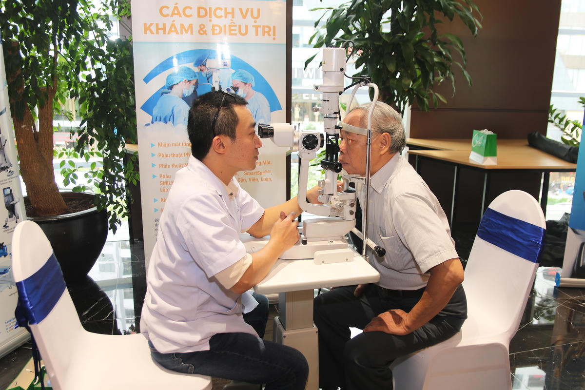 Các bác sĩ khám mắt miễn phí cho người cao tuổi tham dự chương trình. Ảnh: Tiến Đạt.