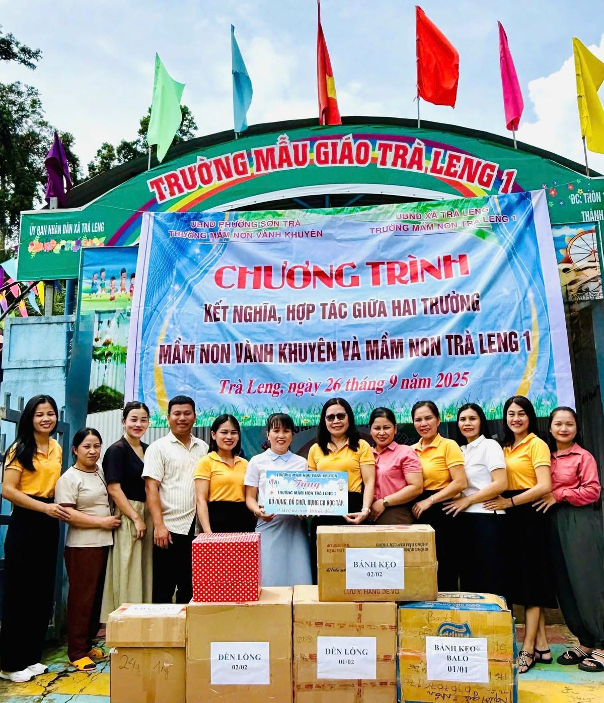 Trong hai ngày 26, 27/9 các trường Mầm non, Tiểu học và Trung học cơ sở trên địa bàn phường Sơn Trà đã tổ chức chương trình hỗ trợ, hợp tác giáo dục giai đoạn 2025 – 2026 với các trường học thuộc xã Trà Leng. Ảnh: Thảo Trang.