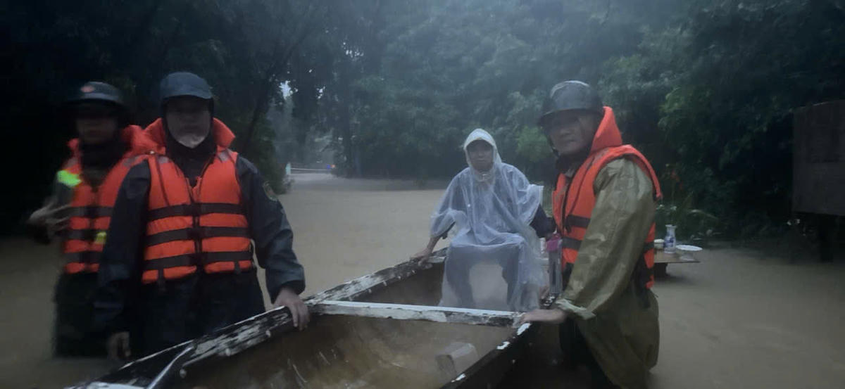 Trước diễn biến phức tạp của cơn bão số 10, Công an thành phố Huế chỉ đạo các đơn vị, địa phương lên phương án sơ tán người dân đến nơi an toàn. Ảnh: CACC.