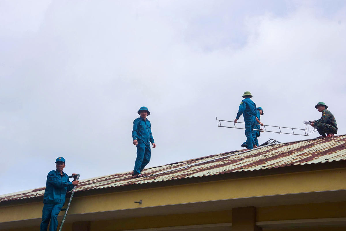 Cán bộ, chiến sĩ Ban Chỉ huy Phòng thủ Khu vực 1 - Đồng Lê triển
khai công tác ứng phó với bão số 10. Ảnh: QSQT.