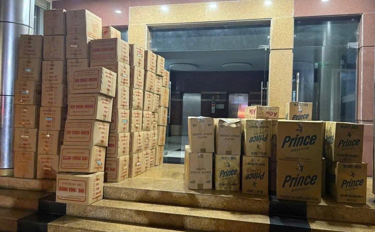 Số lượng bánh Trung thu không rõ nguồn gốc, hóa đơn chứng từ. Ảnh: Công
an cung cấp.