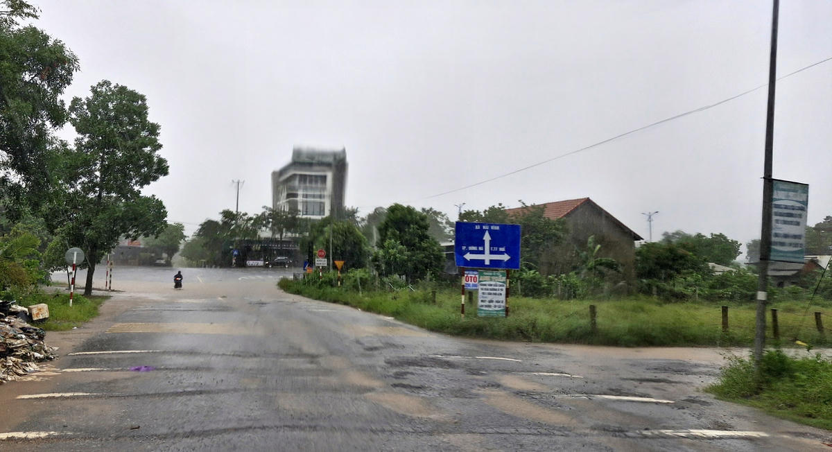 Văn
phòng Thường trực Ban Chỉ huy Phòng thủ dân sự tỉnh Quảng Trị cho hay, từ đêm
26 - sáng 27/9, trên địa bàn tỉnh đã có mưa vừa, mưa to, có nơi mưa rất to, phổ biến từ 50-70mm, một số nơi lớn hơn.. Ảnh: ĐV.