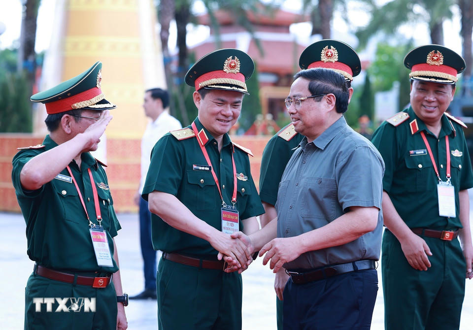 Thủ tướng Phạm Minh Chính với lãnh đạo Bộ Quốc phòng. (Ảnh: Dương Giang/TTXVN)