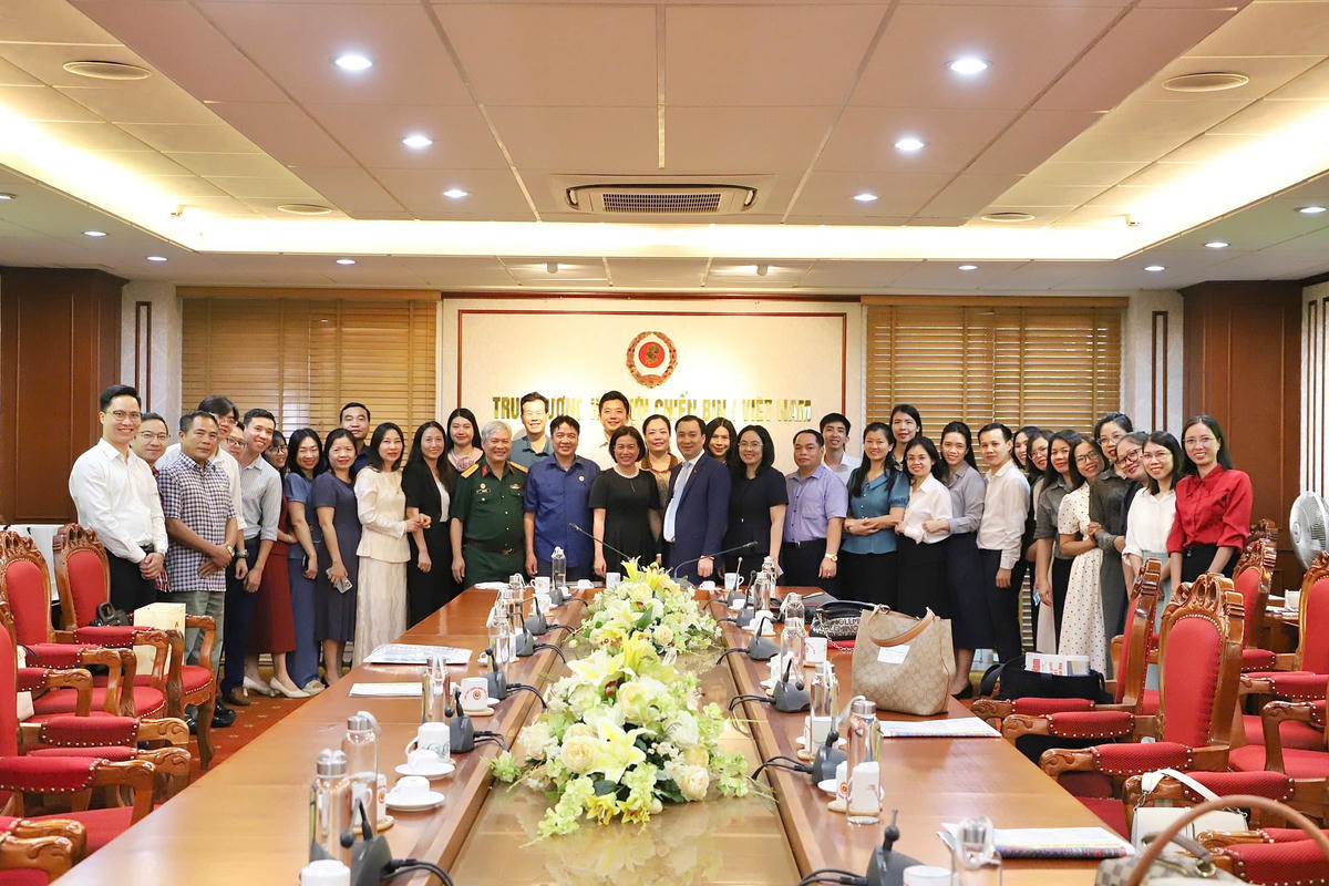 Các đại biểu chụp ảnh lưu niệm.