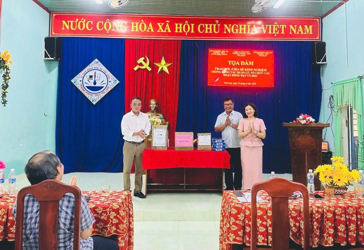 Chương trình tọa đàm, trao đổi kinh nghiệm giáo dục, đào tạo. Ảnh: Thảo Trang.