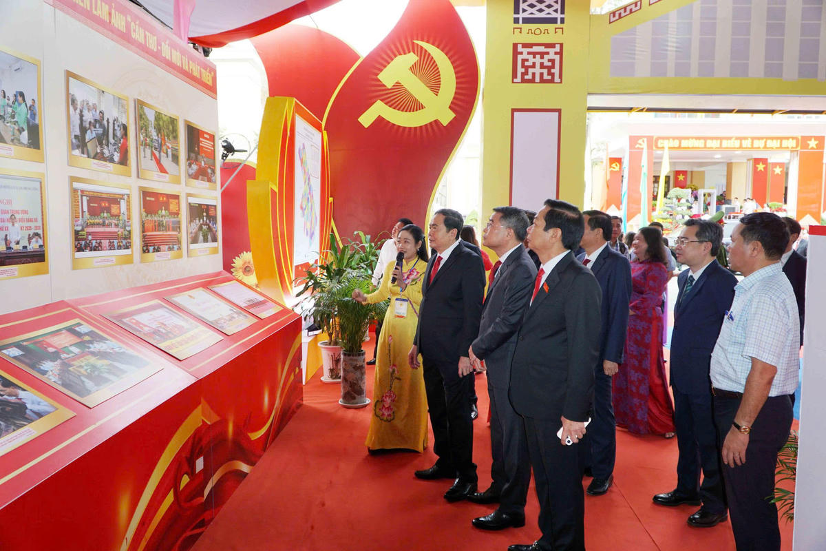 Chủ tịch Quốc hội Trần Thanh Mẫn cùng các đại biểu tham quan lịch sử hình thành và phát triển Đảng bộ TP Cần Thơ qua các thời kỳ. Ảnh Trung Kiên.