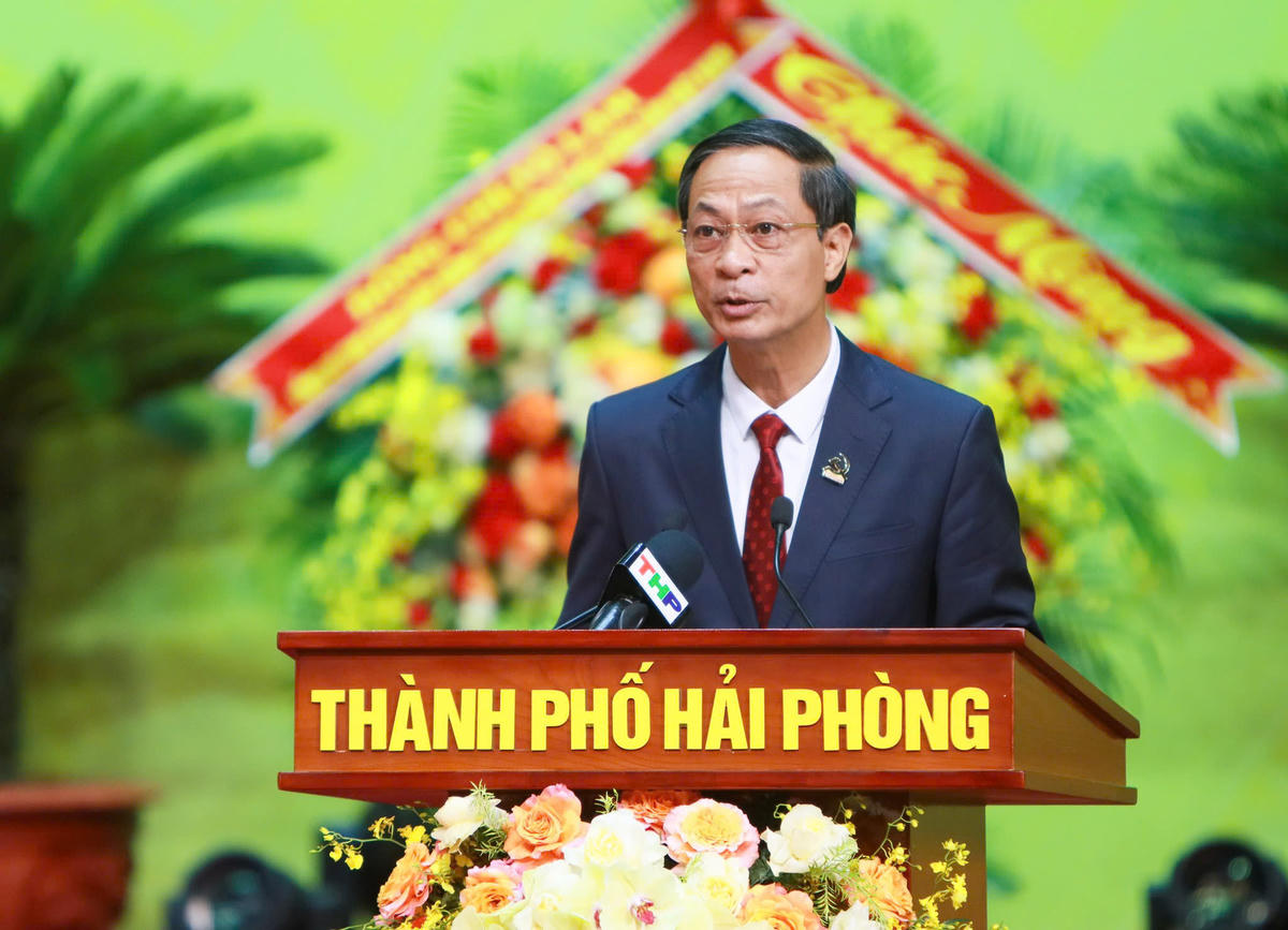  Phó Bí thư Thường trực Thành ủy Hải Phòng Đỗ Mạnh Hiến công bố Quyết định chỉ định Đoàn đại biểu Đảng bộ thành phố Hải Phòng dự Đại hội XIV của Đảng. Ảnh: ĐT. 