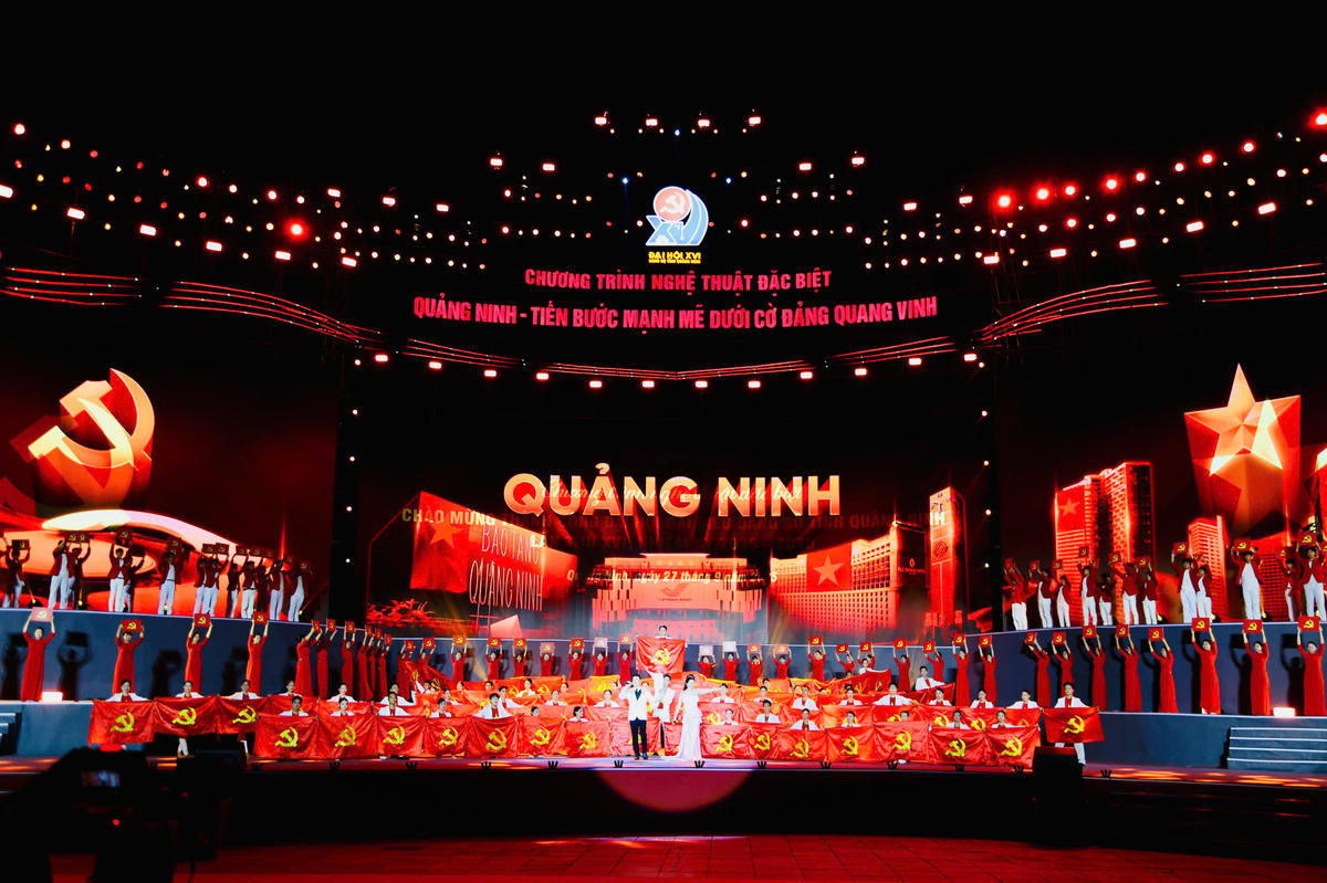 Chương trình nghệ thuật chào mừng thành công thành công Đại hội Đảng bộ tỉnh Quảng Ninh lần thứ XVI. Ảnh: Minh Hà.