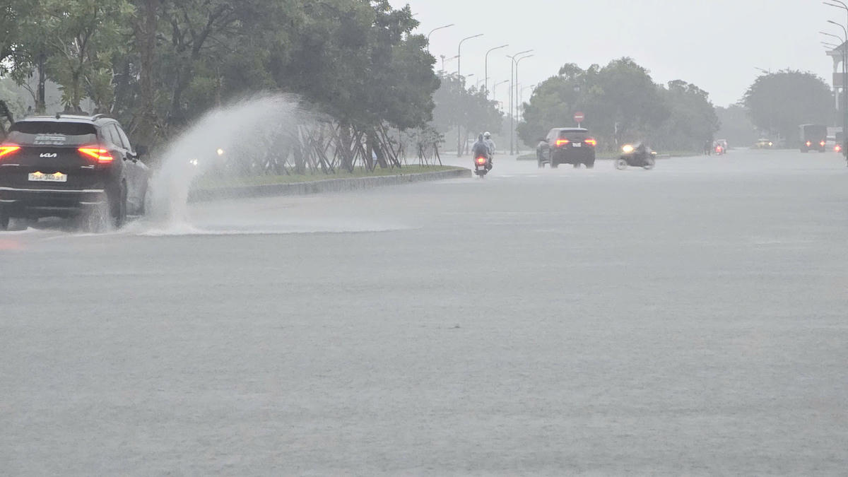 Mưa lớn khiến nhiều tuyến đường tại thành phố Huế chìm trong nước, giao thông đi lại khó khăn. Ảnh: H.D.