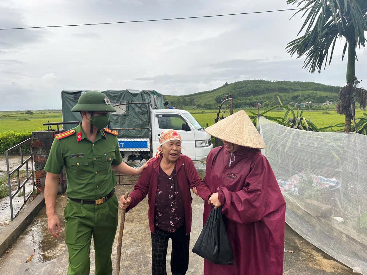 Lực lượng chức năng Hà Tĩnh sơ tán dân trong bão số 5. Ảnh: HN.