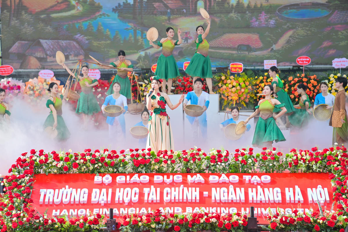 Tiết mục văn nghệ tại lễ khai giảng.