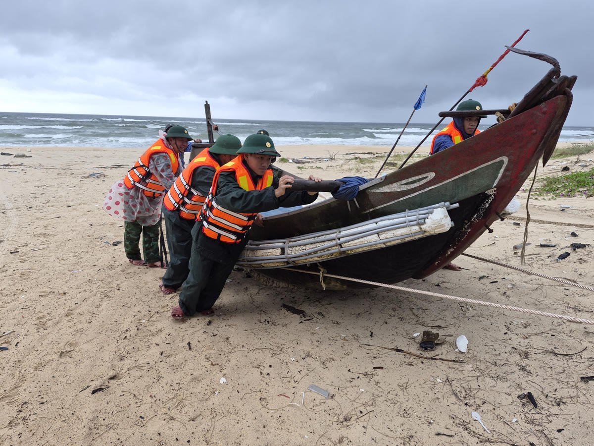 Sáng
27/9, Đồn Biên phòng Triệu Vân (Bộ đội Biên phòng tỉnh Quảng Trị) cho hay, đơn
vị đã triển khai lực lượng hỗ trợ người dân ứng phó với bão số 10 (Bualoi). Ảnh:
BPCC.