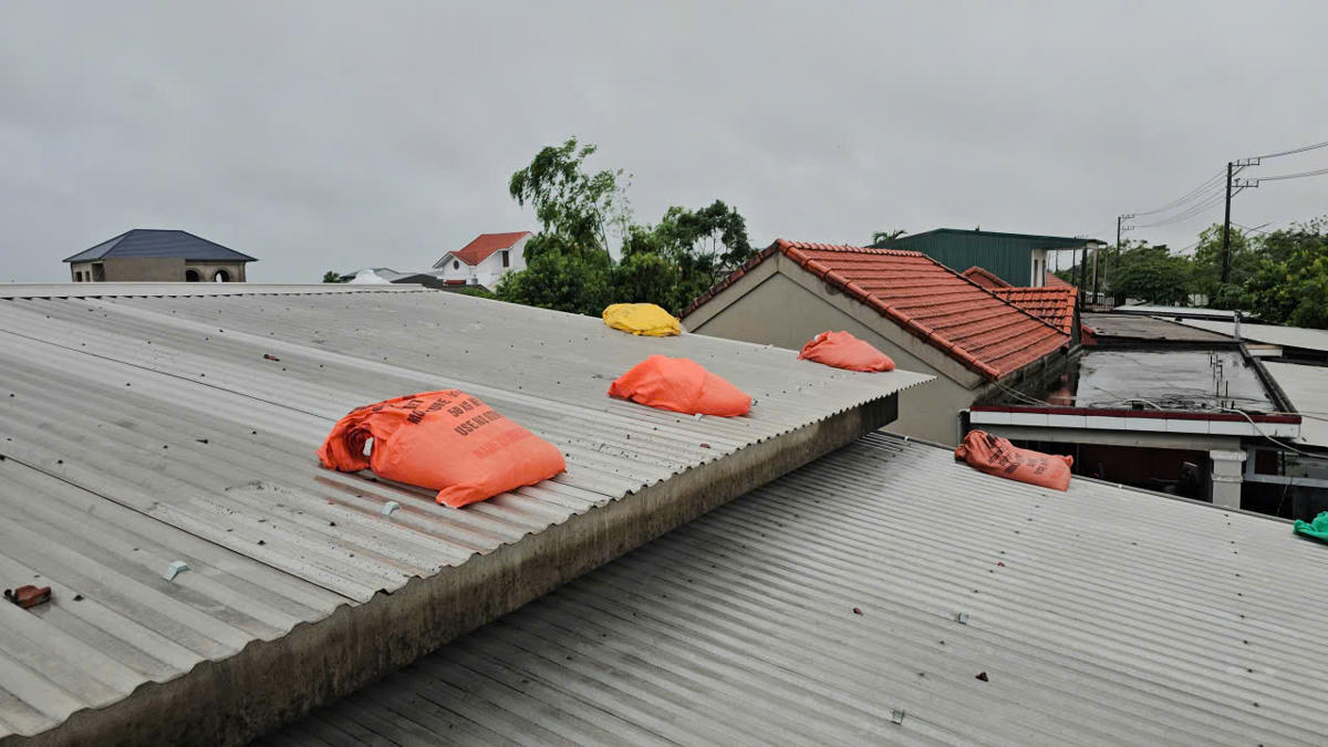 Theo người dân, tùy theo từng ngôi nhà, có thể sử dụng nhiều túi nilon đựng nước để chằng chống mái nhà. Ảnh: N.Q.