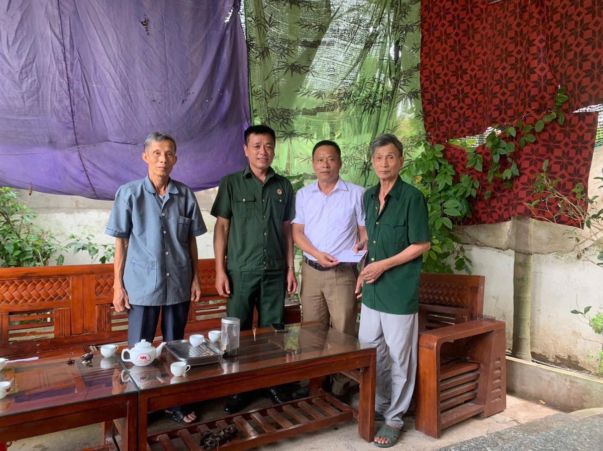 Chủ tịch Hội Cựu chiến binh xã Đại Xuyên Phạm Văn Tháp (áo
trắng) trao quà cho gia đình chính sách dịp 27/7 vừa qua.