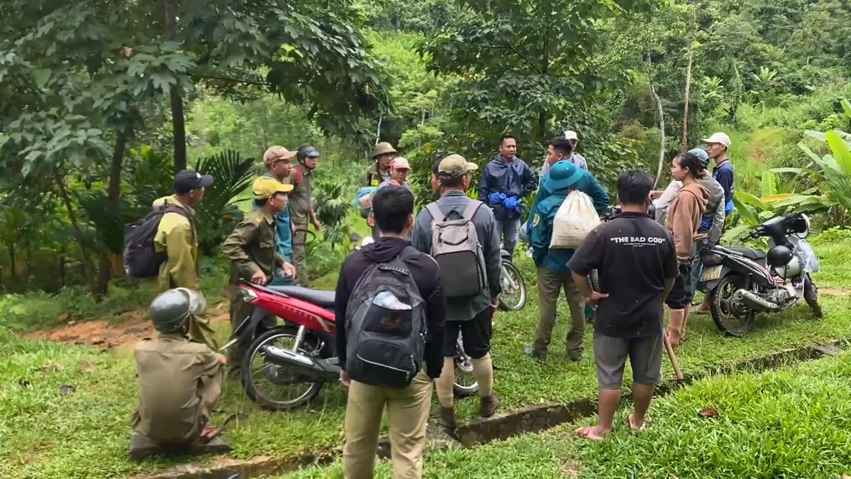 Rất đông người dân cùng chính quyền xã vào rừng tìm kiếm ông Ngô Minh Th. mất tích. Ảnh: CV.