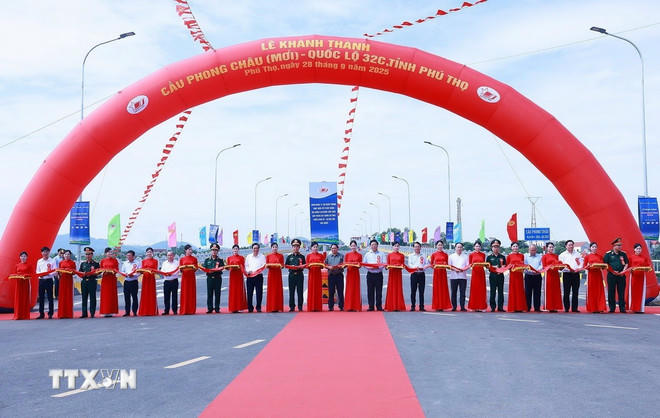 Thủ tướng Phạm Minh Chính và các đại biểu cắt băng khánh thành cầu Phong Châu mới - Quốc lộ 32C. (Ảnh: Dương Giang/TTXVN).