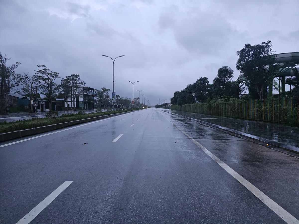 Nghệ An yêu cầu người dân không ra đường trong thời gian bão số 10 đổ bộ. Ảnh: Quốc Thanh