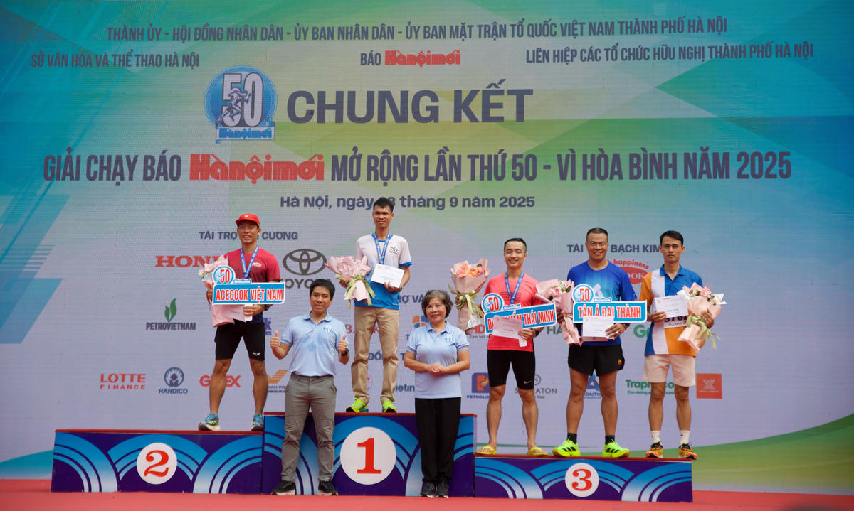 BTC trao giải cho các vận động viên Nam khối các nhà tài trợ. Ảnh: Phạm Sỹ.