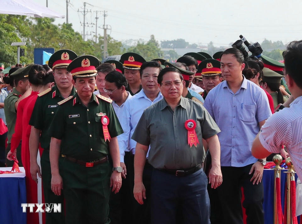 Thủ tướng Phạm Minh Chính tới dự lễ khánh thành cầu Phong Châu (Phú Thọ). (Ảnh: Trọng Đức/TTXVN).