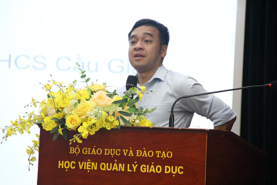 Thầy Thiều Quang Tùng – giáo viên Toán Trường THCS Cầu Giấy (Hà Nội) chia sẻ tại hội thảo.