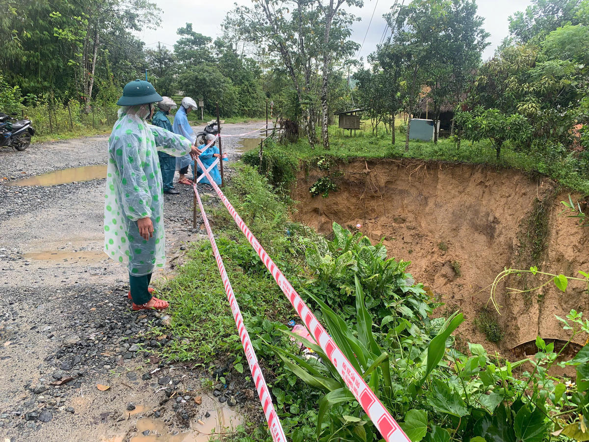 Người dân xã La Dêê dăng dây cảnh báo điểm sạt lở đất đá. Ảnh. CV.